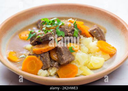 Rinderragout mit Karotten und Kartoffelpüree Stockfoto