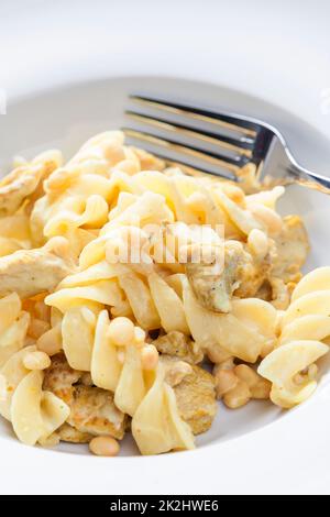 Pasta Fusilli mit Hühnerfleisch und weißen Bohnen Stockfoto