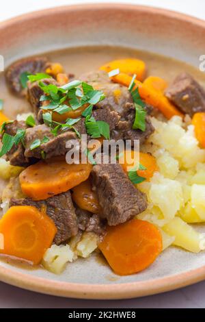 Rinderragout mit Karotten und Kartoffelpüree Stockfoto