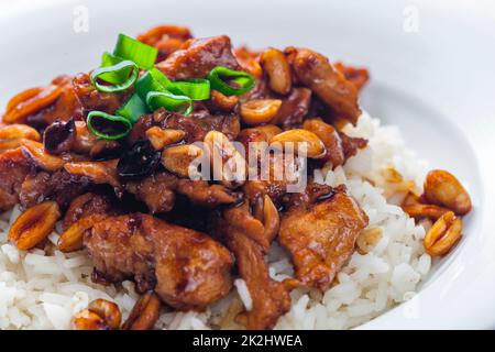 Chicken Kung pao mit Erdnüssen und Reis Stockfoto