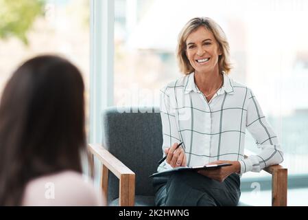 Das Zuhören mit Empathie fördert die Kommunikation. Aufnahme einer reifen Psychologin, die eine therapeutische Sitzung mit ihrer Patientin hat. Stockfoto