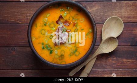 Deutsche Bierkäsesuppe mit Cheddar und gebratenem Speck. Oktoberfest-Partykonzept Stockfoto