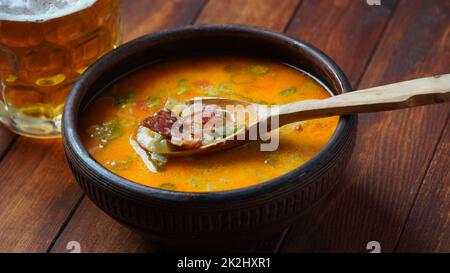 Deutsche Bierkäsesuppe mit Cheddar und gebratenem Speck. Oktoberfest-Partykonzept Stockfoto