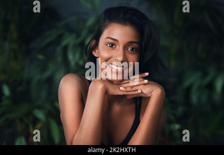 Sie sind selten, leuchtend und wertvoll. Aufnahme einer schönen jungen Frau, die vor einem dunklen Hintergrund posiert. Stockfoto