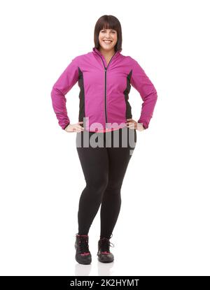 Es geht ihr darum, fit zu werden. Ganzkörperaufnahme eines Plus-Size-Modells in Trainingsbekleidung, isoliert auf Weiß. Stockfoto