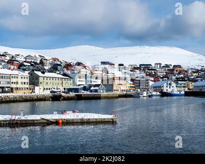 Honningsvag, Norwegen, im Winter mit schneebedeckten Bergen Stockfoto