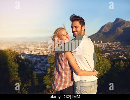 Es ist so schön hier draußen. Porträt eines liebevollen jungen Paares, das die Aussicht im Freien bewundert. Stockfoto