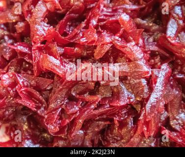 Nahaufnahme von roter geriebener Rote Bete, Lebensmittelhintergrund Stockfoto