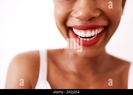 Der rote Lippenstift ist ein solcher Vertrauensbooster. Studioaufnahme einer nicht erkennbaren Frau mit rotem Lippenstift vor weißem Hintergrund. Stockfoto