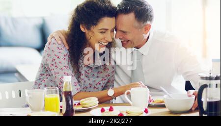 Morgen ist besser, wenn Sie sie zusammen verbringen. Aufnahme eines liebevollen Paares mittleren Alters, das morgens zu Hause zusammen frühstückte. Stockfoto