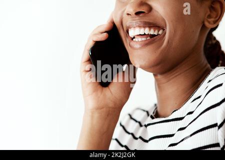 Konnektivität war noch nie so wichtig wie heute. Ausgeschnittene Aufnahme einer Frau mit einem Smartphone vor einem weißen Studiohintergrund. Stockfoto