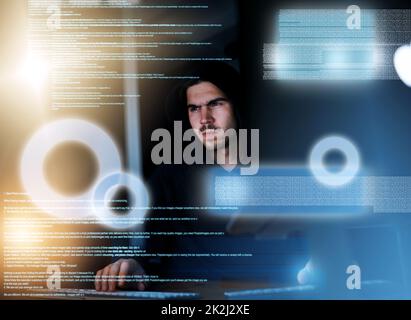 HES der Master der Metadaten. Aufnahme eines fokussierten jungen Computerprogrammierers, der spät in der Nacht an seiner Codierung arbeitet. Stockfoto