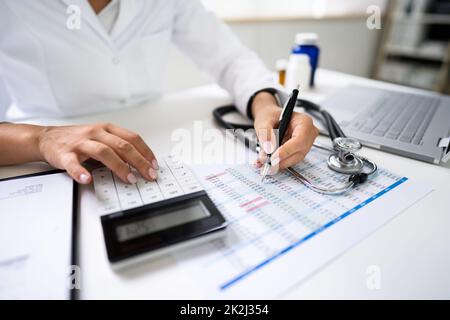 Rechnung Und Spesenrechner Für Medizinische Krankenhäuser. Gesundheitsgeld Stockfoto