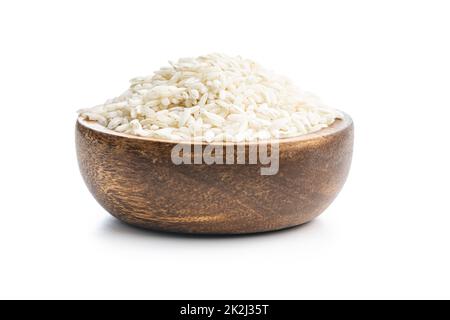 Ungekochter Carnaroli-Risotto-Reis in Schüssel, isoliert auf weißem Hintergrund. Stockfoto