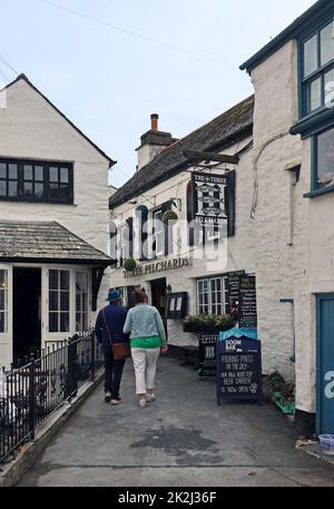 Das Fischerdorf Polperro zieht noch Ende September Besucher an, nachdem die Ferienzeit abgeschlossen ist. Die drei Sardinen Pub bereit mit Essen Stockfoto