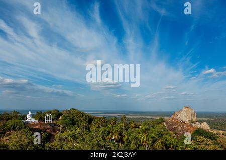 Meditationsfelsen in Mihintale und Buddha-Statue bei Sonnenuntergang, Sri Lanka Stockfoto