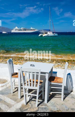 Katamaran-Yacht und Kreuzfahrtschiff sind äische Meere. Chora, Insel Mykonos, Griechenland Stockfoto