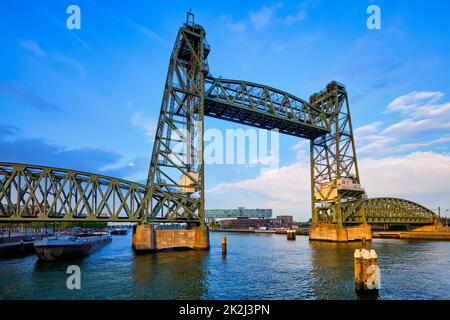 De Hef oder Koningshavenbrug Eisenbahnbrücke über den Koningshaven In Rotterdam Stockfoto