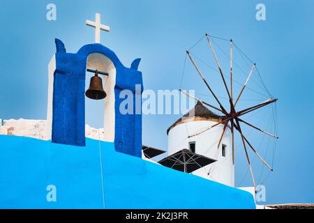 Alte griechische Windmühle auf Santorini Insel in Oia Stadt mit Treppen in der Straße. Santorini, Griechenland Stockfoto