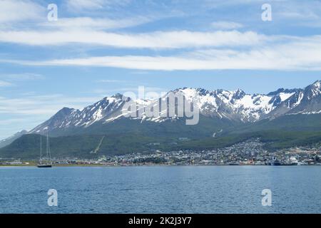 Stadtbild von Ushuaia vom Beagle-Kanal, argentinische Landschaft Stockfoto