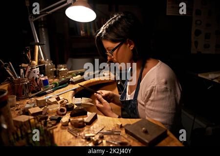 Meine Erstellungsstation. Ein Künstler, der etwas aus Holz kreiert. Stockfoto