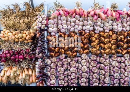 Zwiebeln, Knoblauch und Chili auf einem Markt Stockfoto