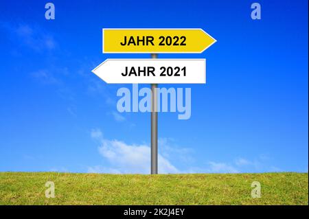 Waywiser zeigt das Jahr 2021 und das Jahr 2022 in deutsch Stockfoto