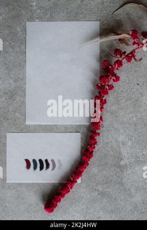 Hochzeitseinladung in einem grauen Umschlag auf einem Tisch Stockfoto