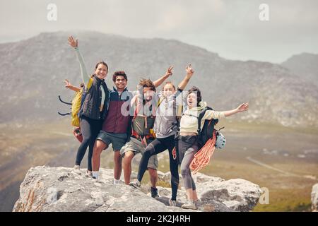 Wanderziele, Berge und Freunde porträtieren für Fitness, Abenteuer oder Wellness-Lifestyle. Natur, Öko-und Gesundheitsmenschen oder Gruppe mit glücklich Stockfoto