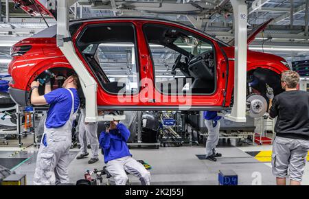 Zwickau, Deutschland. 26. April 2022. Im Volkswagen-Werk in Zwickau stellen Mitarbeiter eine ID.4 zusammen. Neben VW-Fahrzeugen kommen im Werk auch Fahrzeuge der Marken Audi und Seat vom Band. Die Fahrzeuge basieren auf dem Modular Electric Toolkit. Volkswagen hat den Standort, der rund 9.000 Mitarbeiter beschäftigt, zu einem Preis von 1,2 Milliarden ·in eine reine Elektrofahrzeugfabrik umgewandelt. Quelle: Jan Woitas/dpa/Alamy Live News Stockfoto