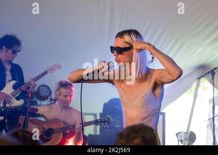 ALICE LOW, KONZERT, 2022: Alice Low spielt die Rising Stage am dritten Tag des Green man 2022 Musikfestivals in Wales, Großbritannien. Foto: Rob Watkins/Alamy Stockfoto