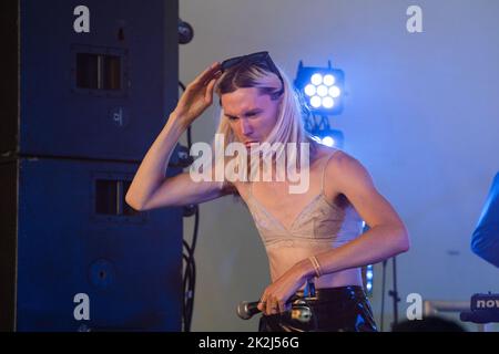 ALICE LOW, KONZERT, 2022: Alice Low spielt die Rising Stage am dritten Tag des Green man 2022 Musikfestivals in Wales, Großbritannien. Foto: Rob Watkins/Alamy Stockfoto