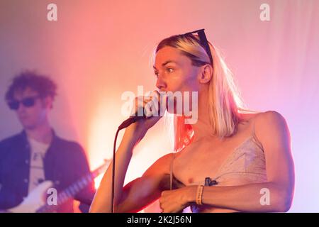 ALICE LOW, KONZERT, 2022: Alice Low spielt die Rising Stage am dritten Tag des Green man 2022 Musikfestivals in Wales, Großbritannien. Foto: Rob Watkins/Alamy Stockfoto