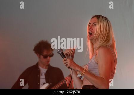 ALICE LOW, KONZERT, 2022: Alice Low spielt die Rising Stage am dritten Tag des Green man 2022 Musikfestivals in Wales, Großbritannien. Foto: Rob Watkins/Alamy Stockfoto