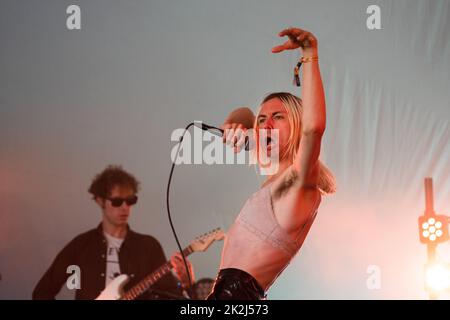 ALICE LOW, KONZERT, 2022: Alice Low spielt die Rising Stage am dritten Tag des Green man 2022 Musikfestivals in Wales, Großbritannien. Foto: Rob Watkins/Alamy Stockfoto