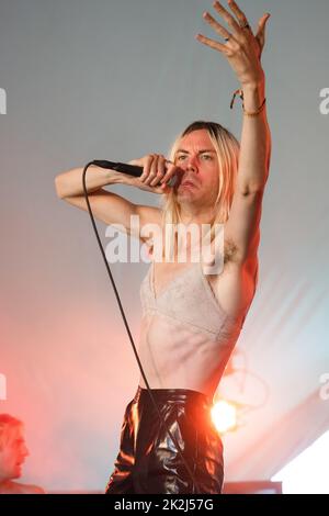 Alice Low spielt die Rising Stage am dritten Tag des Green man 2022 Musikfestivals in Wales, Großbritannien. Foto: Rob Watkins/Alamy Stockfoto