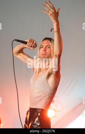 Alice Low spielt die Rising Stage am dritten Tag des Green man 2022 Musikfestivals in Wales, Großbritannien. Foto: Rob Watkins/Alamy Stockfoto