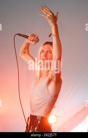 Alice Low spielt die Rising Stage am dritten Tag des Green man 2022 Musikfestivals in Wales, Großbritannien. Foto: Rob Watkins/Alamy Stockfoto