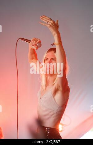 Alice Low spielt die Rising Stage am dritten Tag des Green man 2022 Musikfestivals in Wales, Großbritannien. Foto: Rob Watkins/Alamy Stockfoto