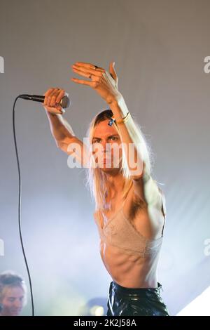 Alice Low spielt die Rising Stage am dritten Tag des Green man 2022 Musikfestivals in Wales, Großbritannien. Foto: Rob Watkins/Alamy Stockfoto