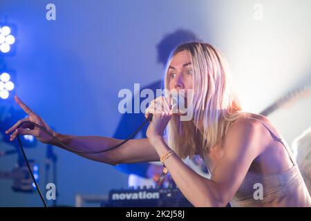 Alice Low spielt die Rising Stage am dritten Tag des Green man 2022 Musikfestivals in Wales, Großbritannien. Foto: Rob Watkins/Alamy Stockfoto