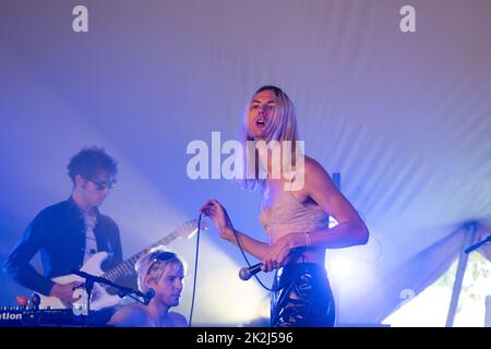 Alice Low spielt die Rising Stage am dritten Tag des Green man 2022 Musikfestivals in Wales, Großbritannien. Foto: Rob Watkins/Alamy Stockfoto