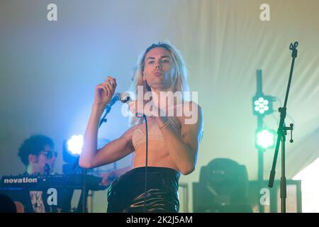 Alice Low spielt die Rising Stage am dritten Tag des Green man 2022 Musikfestivals in Wales, Großbritannien. Foto: Rob Watkins/Alamy Stockfoto