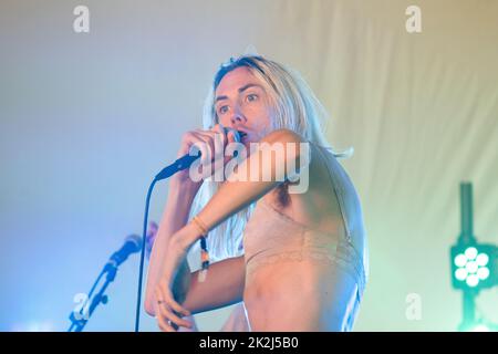 Alice Low spielt die Rising Stage am dritten Tag des Green man 2022 Musikfestivals in Wales, Großbritannien. Foto: Rob Watkins/Alamy Stockfoto