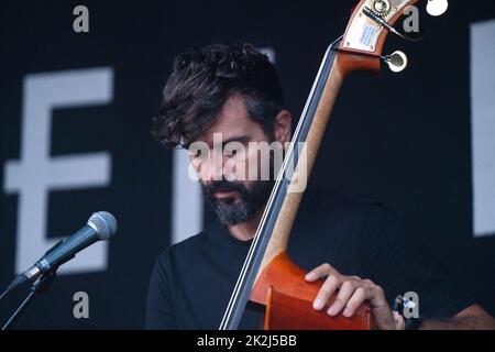 Petros Klampanis spielt Kontrabass mit dem Grammy-Gewinner Arooj Aftab beim Green man 2022 Musikfestival in Wales. Foto: Rob Watkins/Alamy Stockfoto