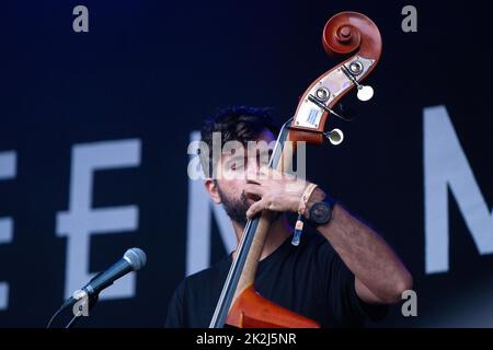 Petros Klampanis spielt Kontrabass mit dem Grammy-Gewinner Arooj Aftab beim Green man 2022 Musikfestival in Wales. Foto: Rob Watkins/Alamy Stockfoto