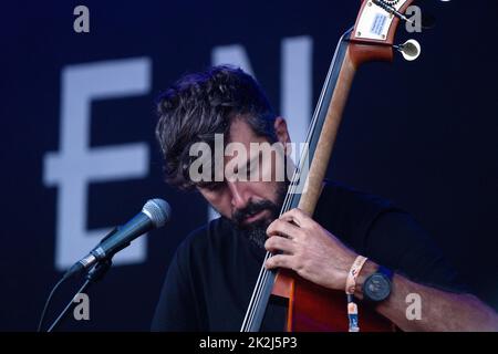 Petros Klampanis spielt Kontrabass mit dem Grammy-Gewinner Arooj Aftab beim Green man 2022 Musikfestival in Wales. Foto: Rob Watkins/Alamy Stockfoto