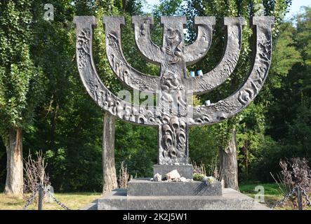 Ein Menorah-Denkmal, das jüdischen Menschen gewidmet ist, die 1941 in Babi Jar in Kiew von deutschen Truppen hingerichtet wurden. Holocaust. Stockfoto