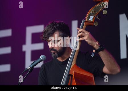 Petros Klampanis spielt Kontrabass mit dem Grammy-Gewinner Arooj Aftab beim Green man 2022 Musikfestival in Wales. Foto: Rob Watkins/Alamy Stockfoto