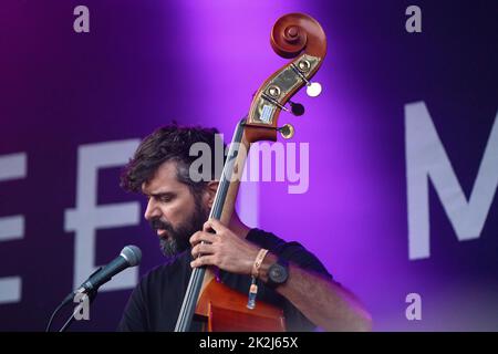 Petros Klampanis spielt Kontrabass mit dem Grammy-Gewinner Arooj Aftab beim Green man 2022 Musikfestival in Wales. Foto: Rob Watkins/Alamy Stockfoto